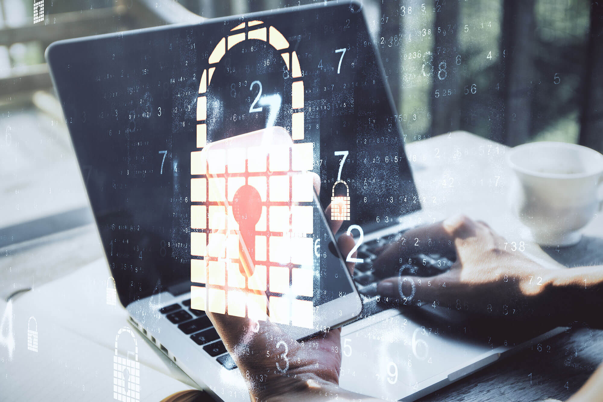Portátil con candado digital que representa la seguridad de una web WordPress con mantenimiento